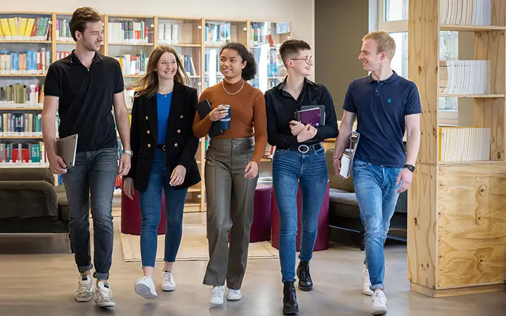 accadis Studierende vor der Bibliothek